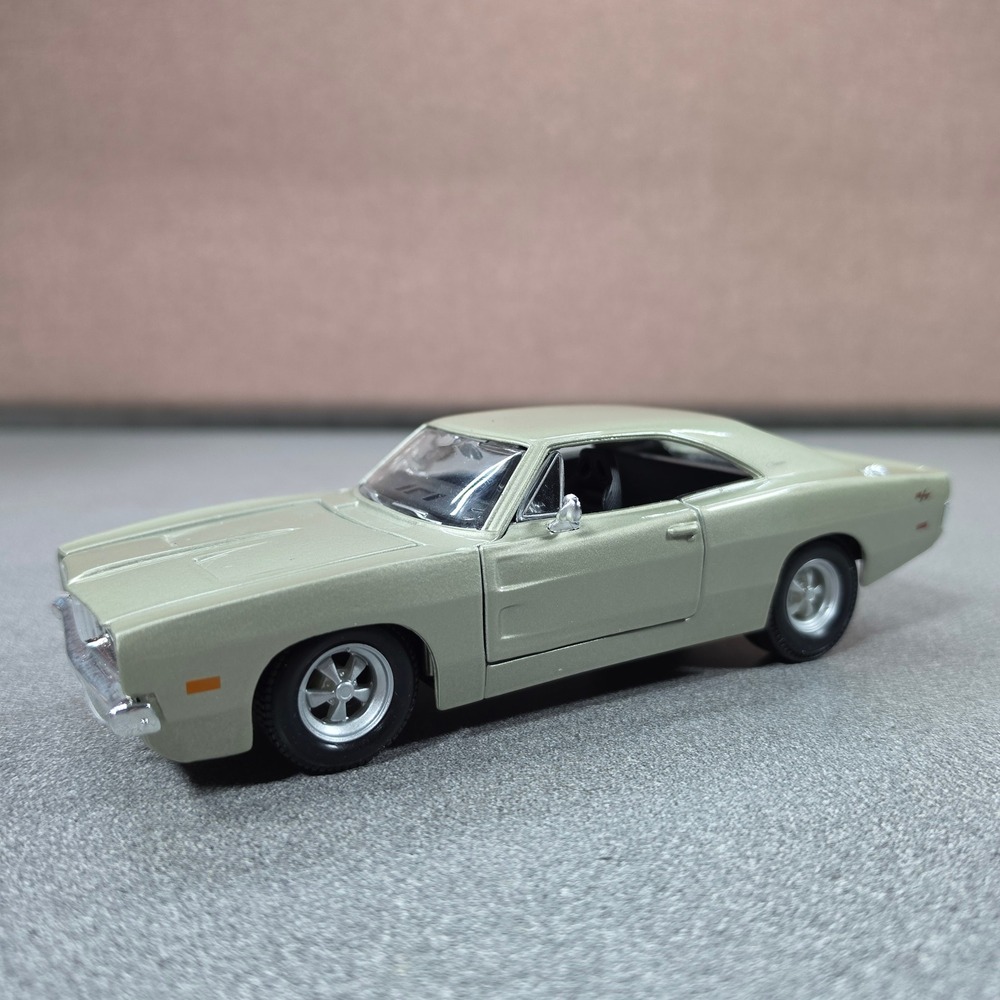 Dodge 1969 Charger R/T Diecast Car Unisex 1:64 Green Excellent Muscle Car